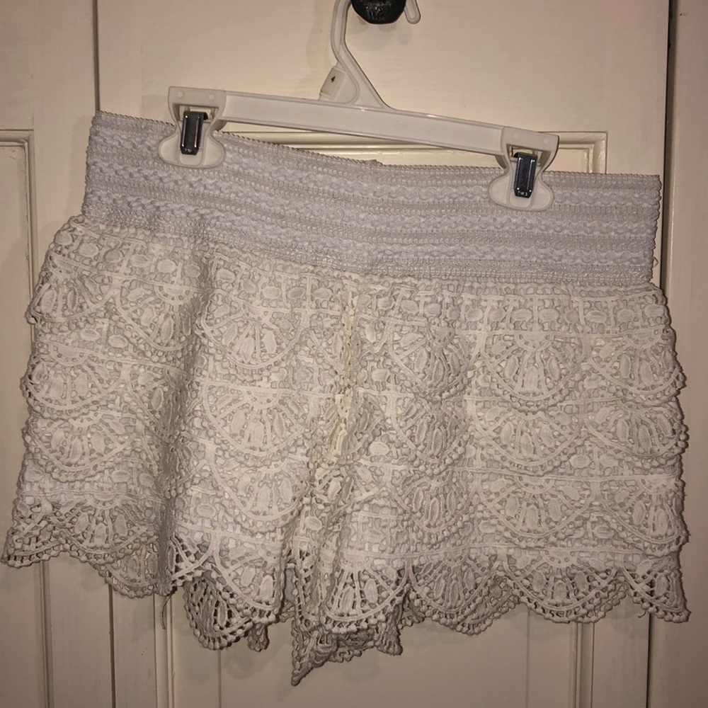 WHITE FLORAL LACE SHORTS